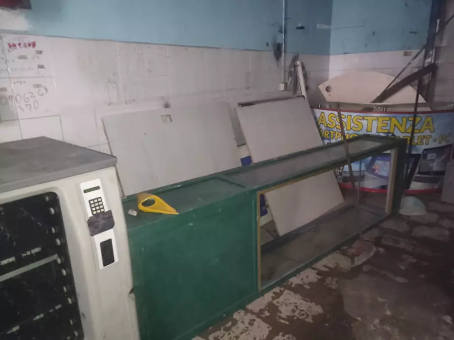 Immagine 13 di Negozio in affitto  in Via Parma a Napoli