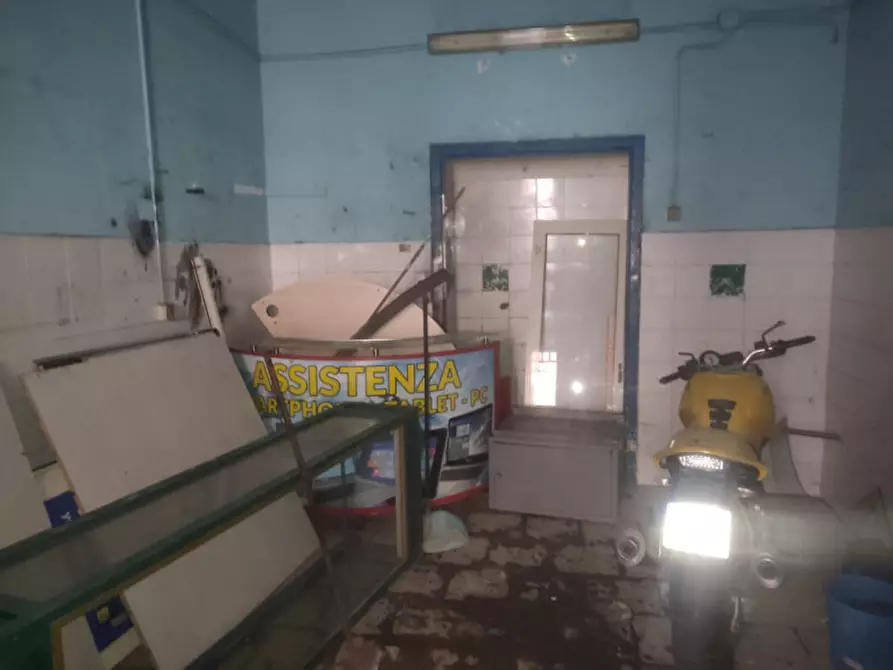 Immagine 14 di Negozio in affitto  in Via Parma a Napoli