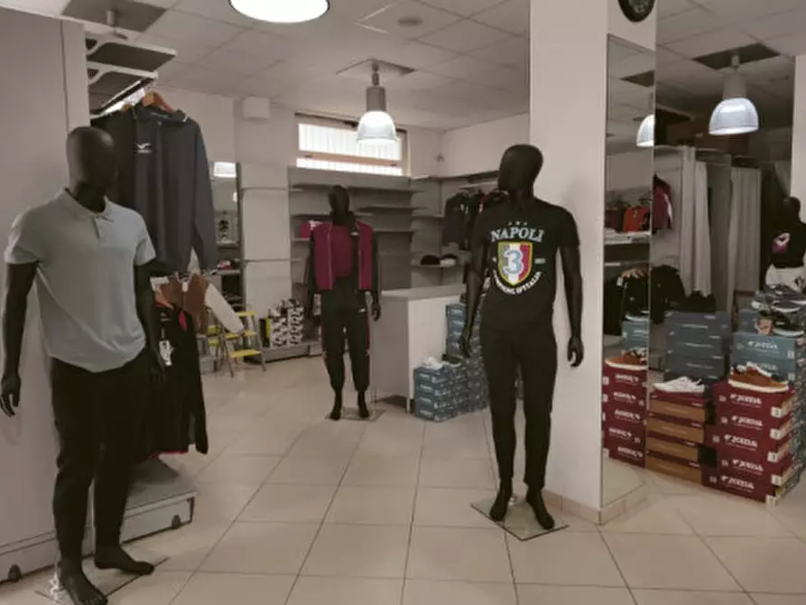 Immagine 1 di Attività commerciale in vendita  in Viale della Libertà a Campagna