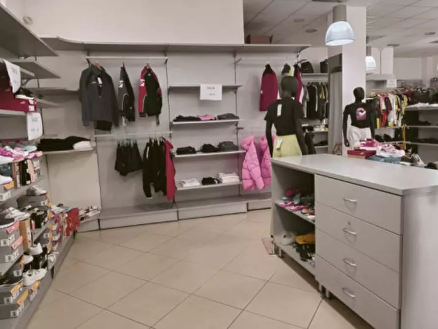 Immagine 2 di Attività commerciale in vendita  in Viale della Libertà a Campagna