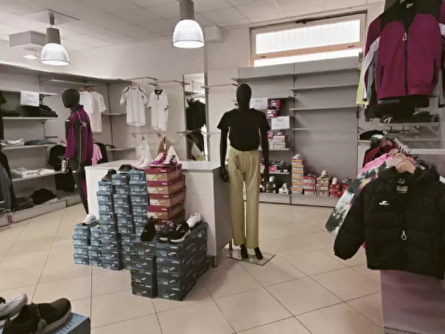 Immagine 3 di Attività commerciale in vendita  in Viale della Libertà a Campagna