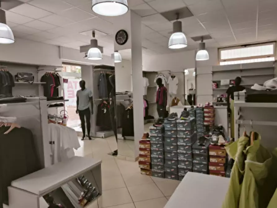Immagine 4 di Attività commerciale in vendita  in Viale della Libertà a Campagna