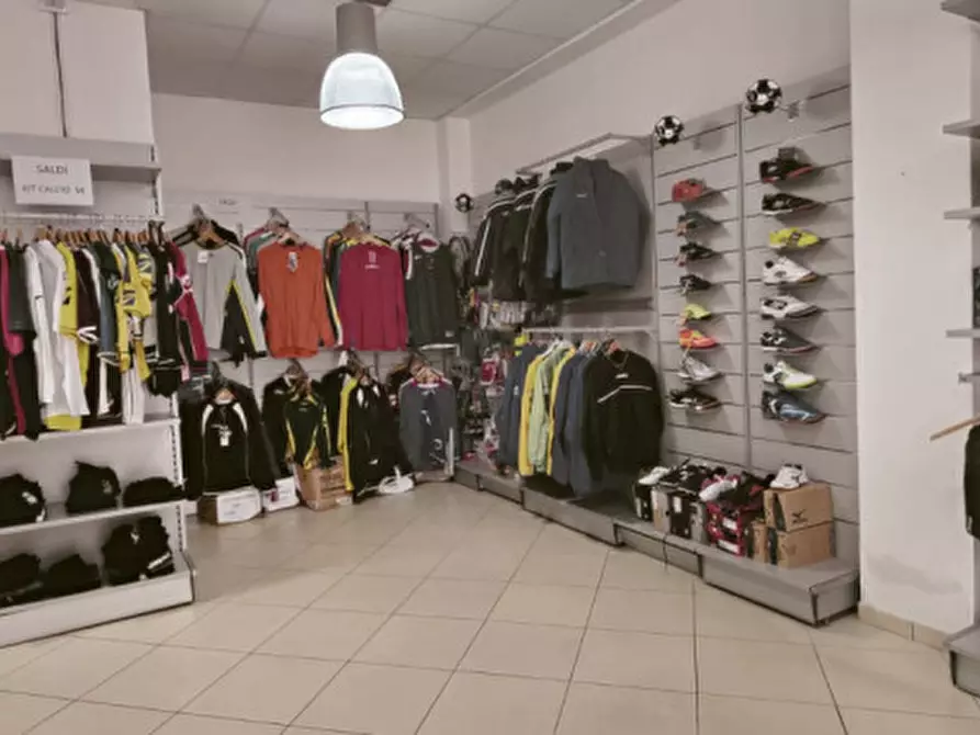 Immagine 5 di Attività commerciale in vendita  in Viale della Libertà a Campagna