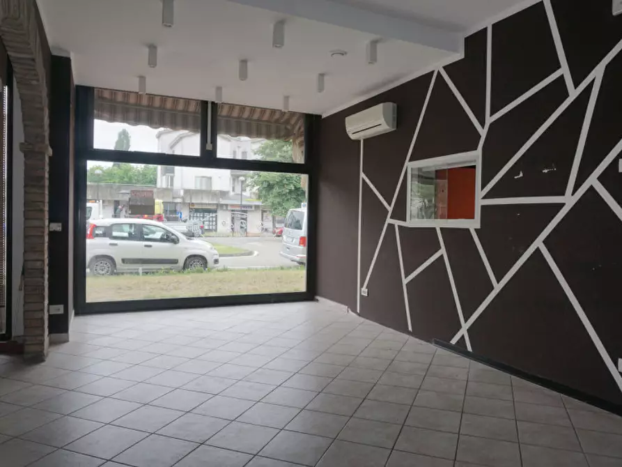 Immagine 10 di Attività commerciale in vendita  in Piazza della Repubblica, 6 a Torrile