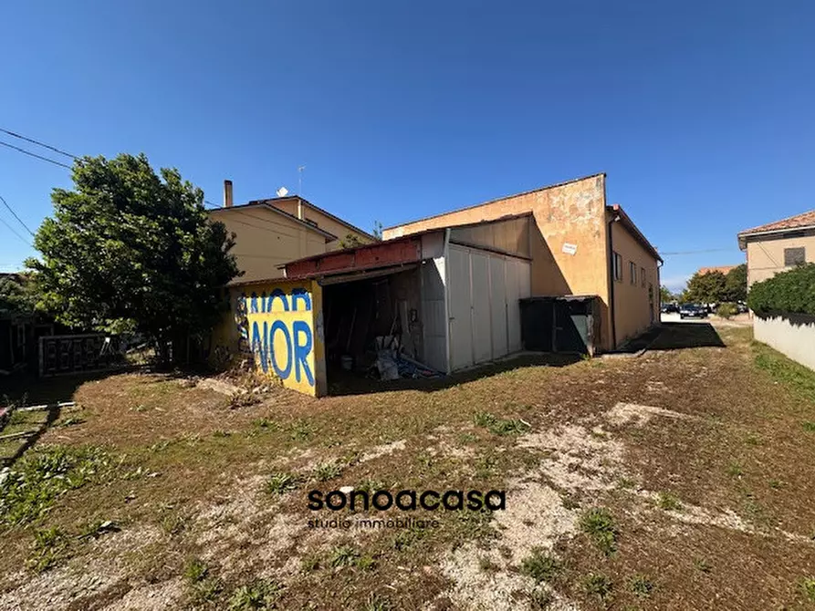 Immagine 5 di Casa indipendente in vendita  in Via Lago di Nemi 244 a Fano