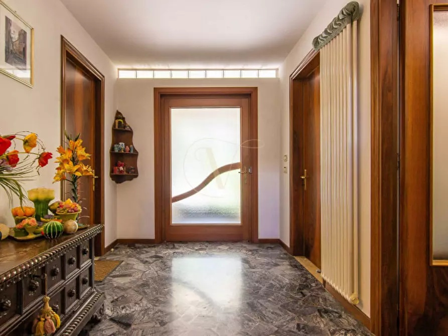 Immagine 1 di Villa in vendita  in Via Ugo Foscolo a Vicenza