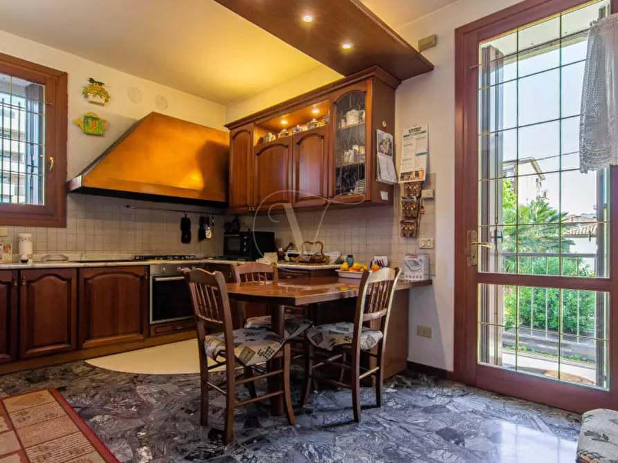 Immagine 3 di Villa in vendita  in Via Ugo Foscolo a Vicenza