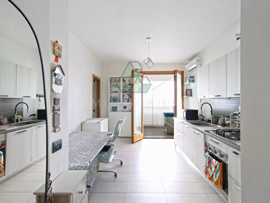 Immagine 1 di Appartamento in vendita  in Via Luigi De Marchi a Roma