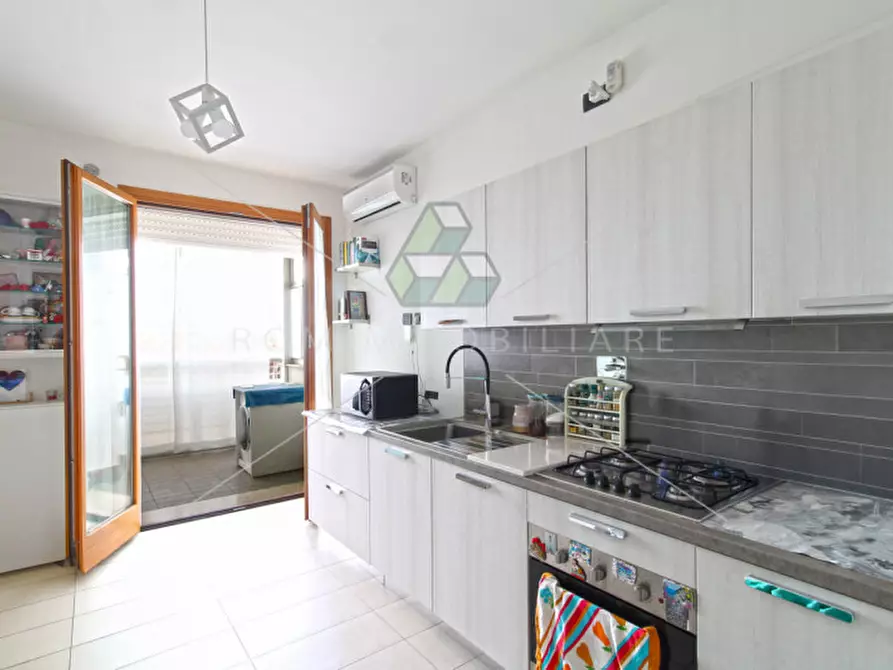 Immagine 2 di Appartamento in vendita  in Via Luigi De Marchi a Roma