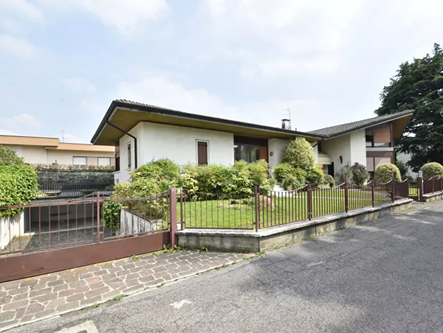 Immagine 1 di Villa in vendita  in Via Enrico Fermi n. 7 a Bussolengo