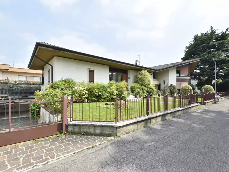 Immagine 2 di Villa in vendita  in Via Enrico Fermi n. 7 a Bussolengo