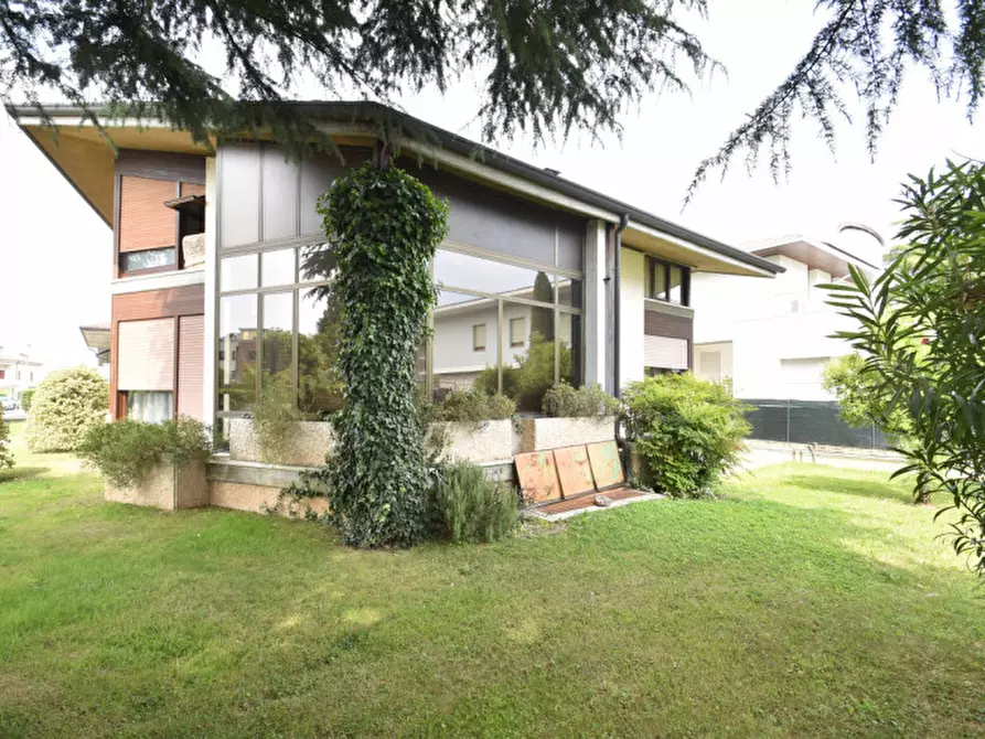 Immagine 4 di Villa in vendita  in Via Enrico Fermi n. 7 a Bussolengo