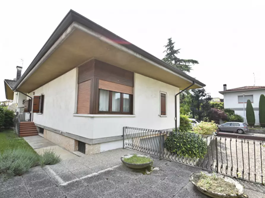 Immagine 7 di Villa in vendita  in Via Enrico Fermi n. 7 a Bussolengo