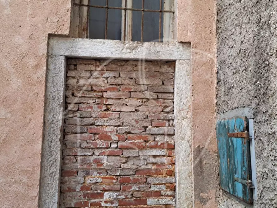 Immagine 10 di Rustico / casale in vendita  a Torri Del Benaco