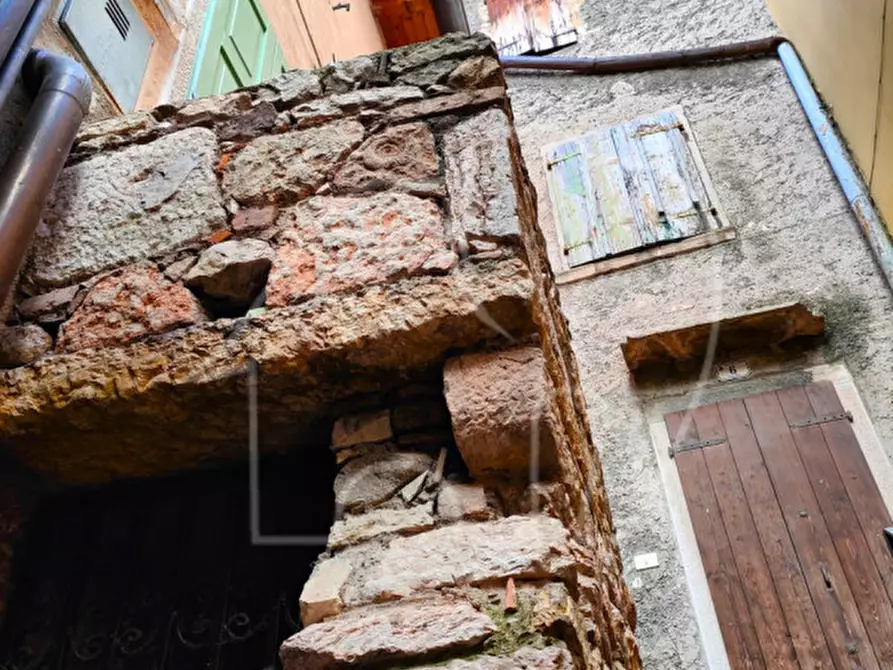 Immagine 11 di Rustico / casale in vendita  a Torri Del Benaco