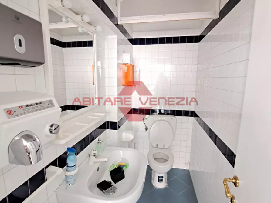 Immagine 5 di Negozio in vendita  in Campo Stringari a Venezia