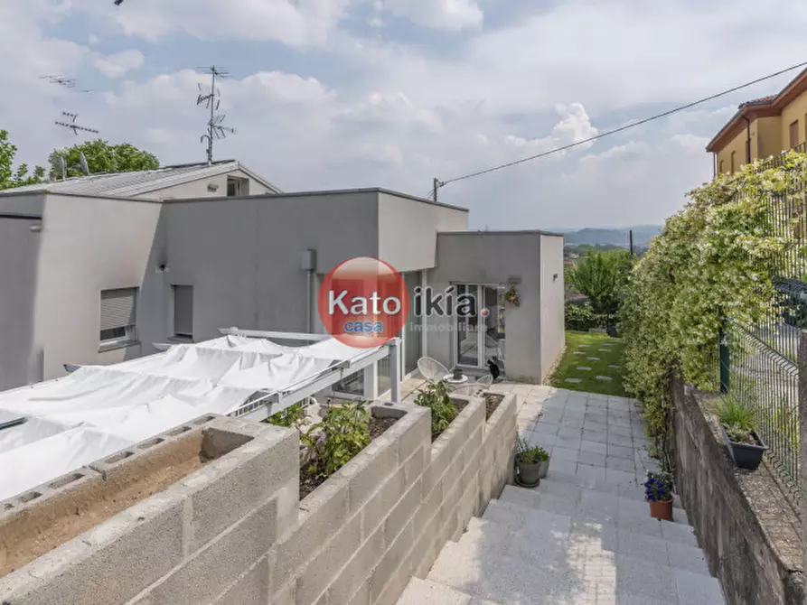 Immagine 1 di Casa bifamiliare in vendita  in Via IV Novembre a Creazzo