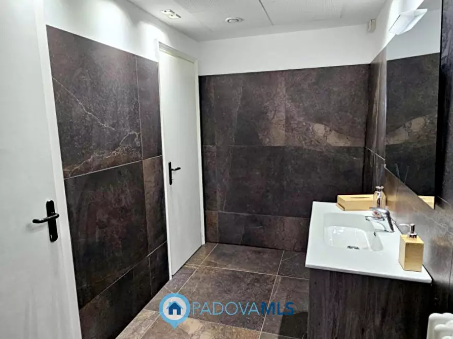 Immagine 8 di Ufficio in affitto  in Viale della Navigazione Interna a Padova