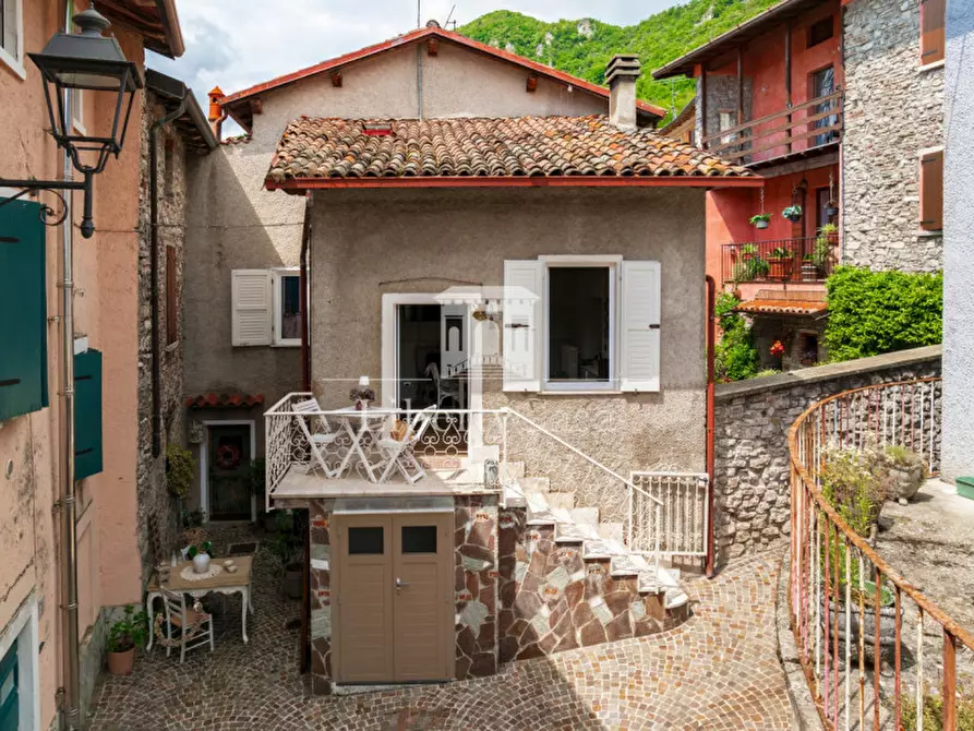 casa indipendente in vendita a Gargnano in zona Liano
