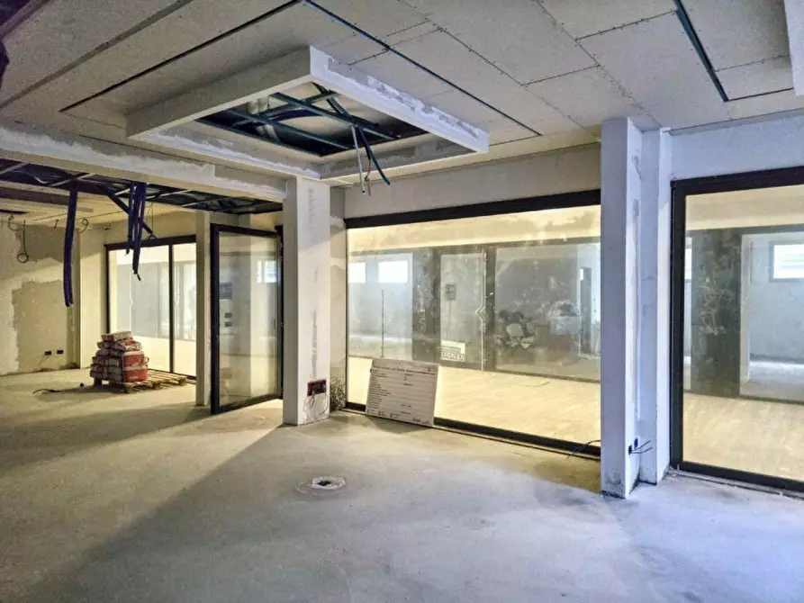 Immagine 3 di Negozio in vendita  in Viale Francesco Crispi, 36100 Vicenza VI, Italia a Vicenza