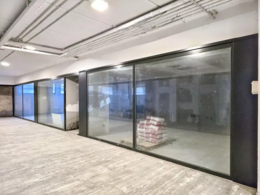 Immagine 5 di Negozio in vendita  in Viale Francesco Crispi, 36100 Vicenza VI, Italia a Vicenza