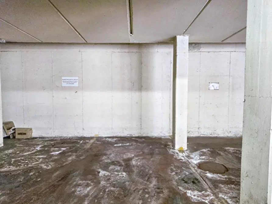 Immagine 9 di Negozio in vendita  in Viale Francesco Crispi, 36100 Vicenza VI, Italia a Vicenza