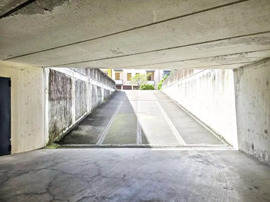 Immagine 11 di Negozio in vendita  in Viale Francesco Crispi, 36100 Vicenza VI, Italia a Vicenza