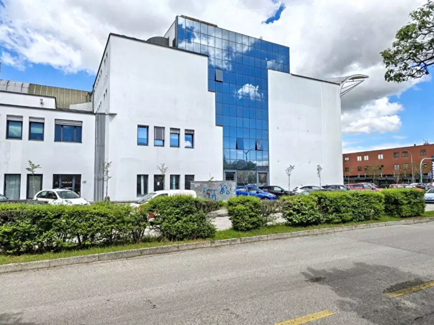 Immagine 13 di Negozio in vendita  in Viale Francesco Crispi, 36100 Vicenza VI, Italia a Vicenza