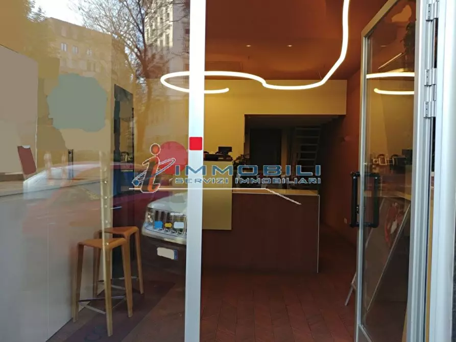 Immagine 1 di Negozio in affitto  in VIALE ABRUZZI a Milano