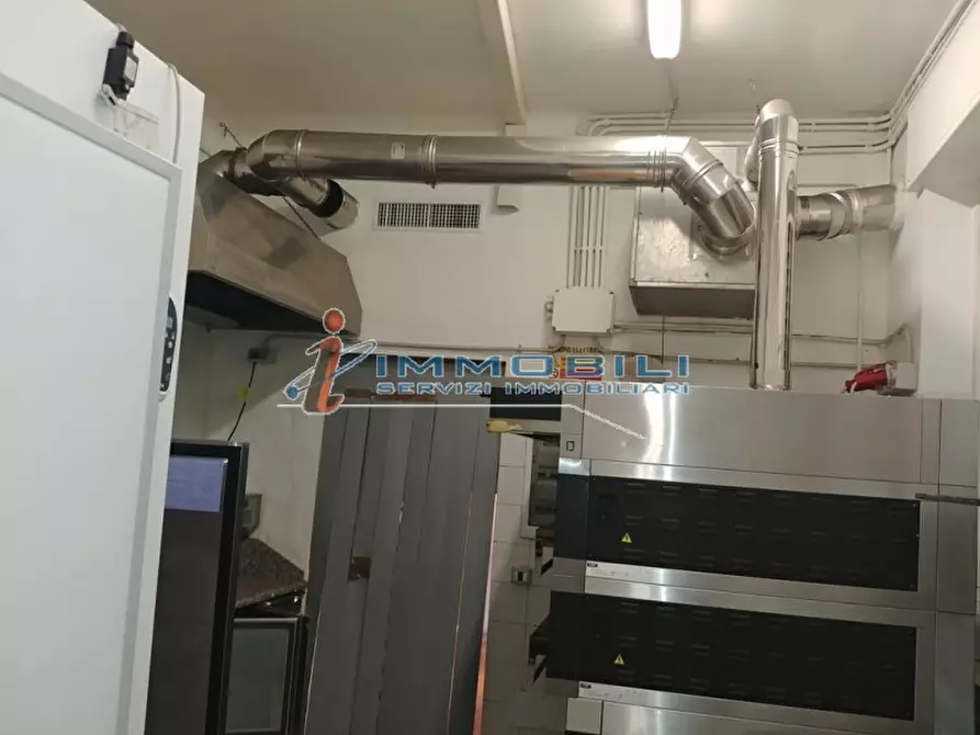 Immagine 16 di Negozio in affitto  in VIALE ABRUZZI a Milano