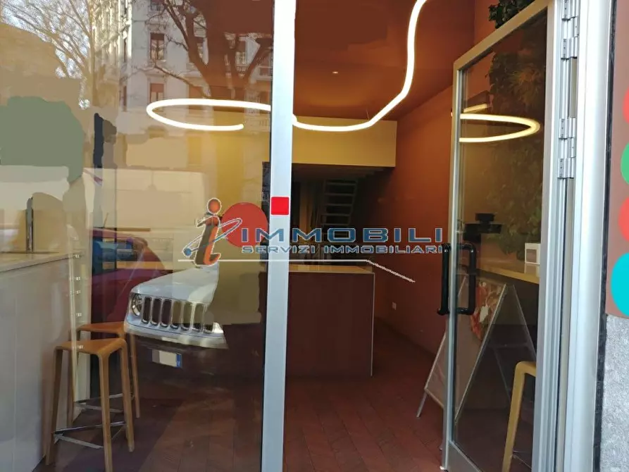 Immagine 24 di Negozio in affitto  in VIALE ABRUZZI a Milano