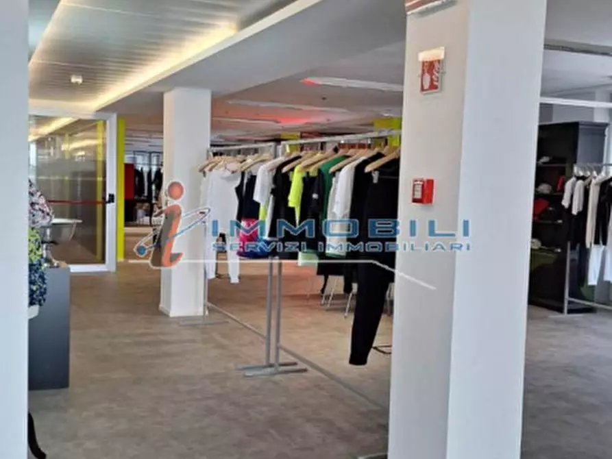 Immagine 20 di Ufficio in affitto  in VIALE MONZA a Milano