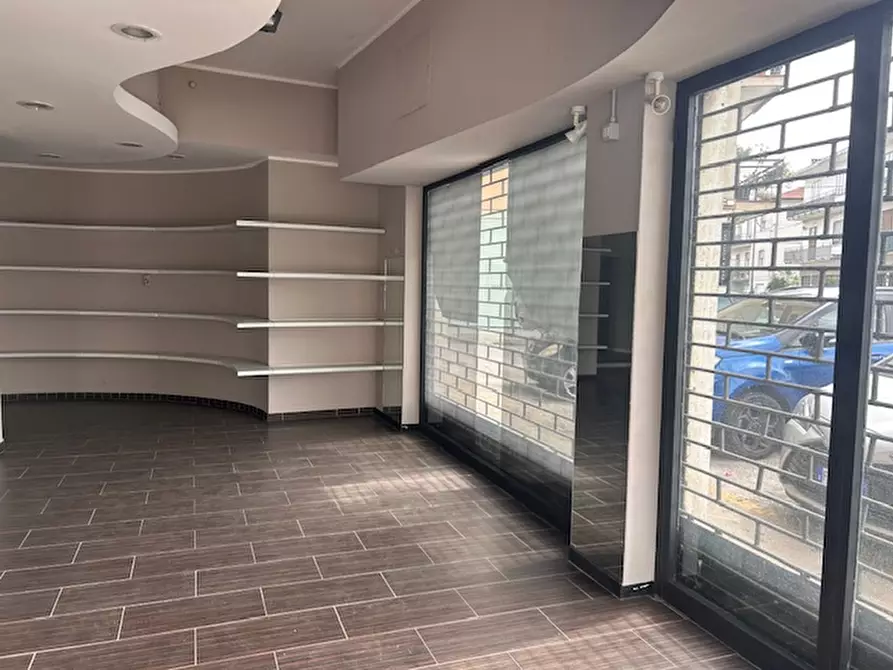 Immagine 1 di Negozio in vendita  in Viale Italia a Creazzo