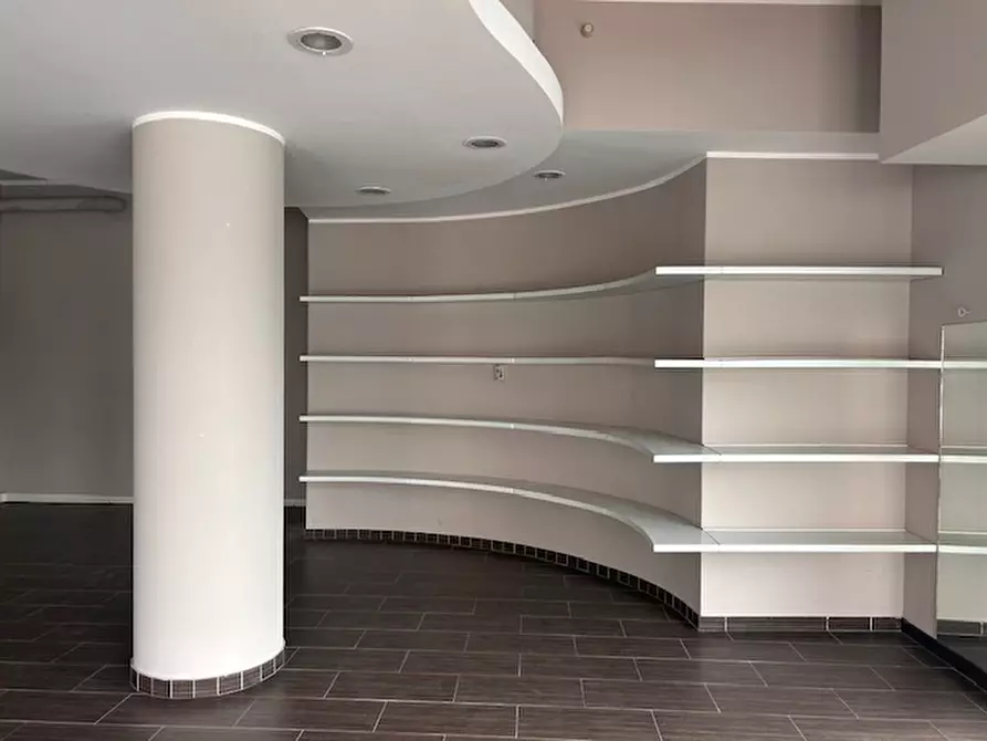 Immagine 2 di Negozio in vendita  in Viale Italia a Creazzo