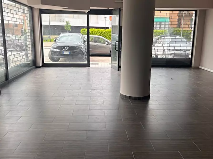 Immagine 3 di Negozio in vendita  in Viale Italia a Creazzo