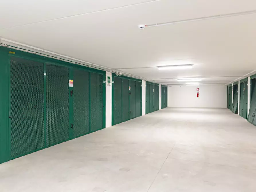 Immagine 4 di Garage in vendita  in piazza visconti 13 a Rho