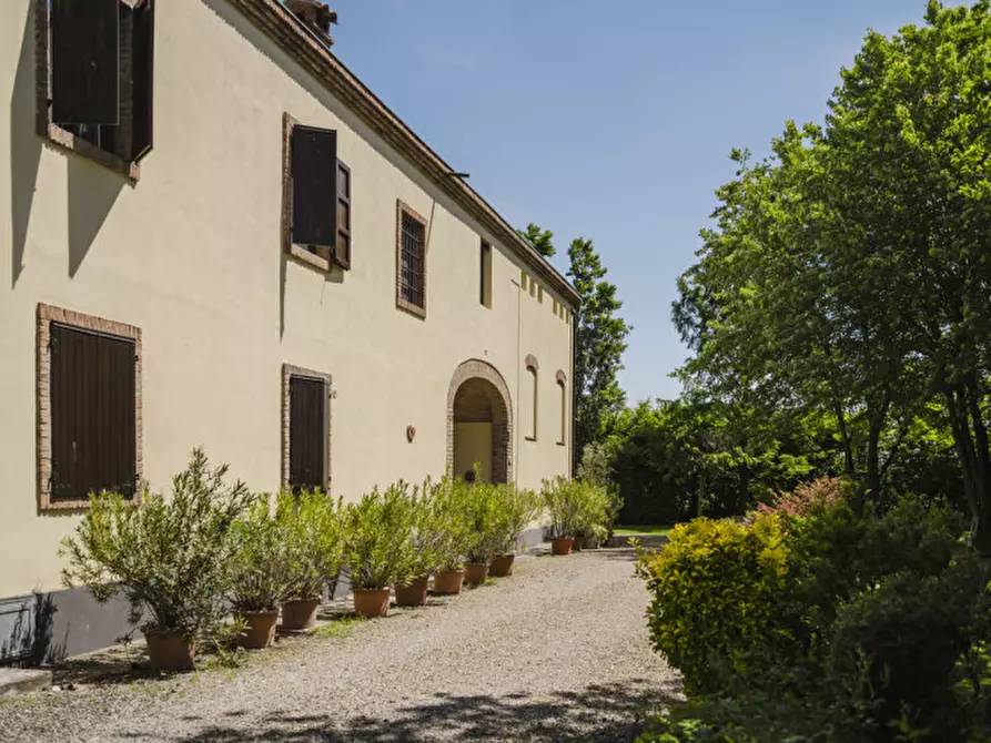 Immagine 1 di Villa in vendita  in Via Moletolo, 169 a Parma