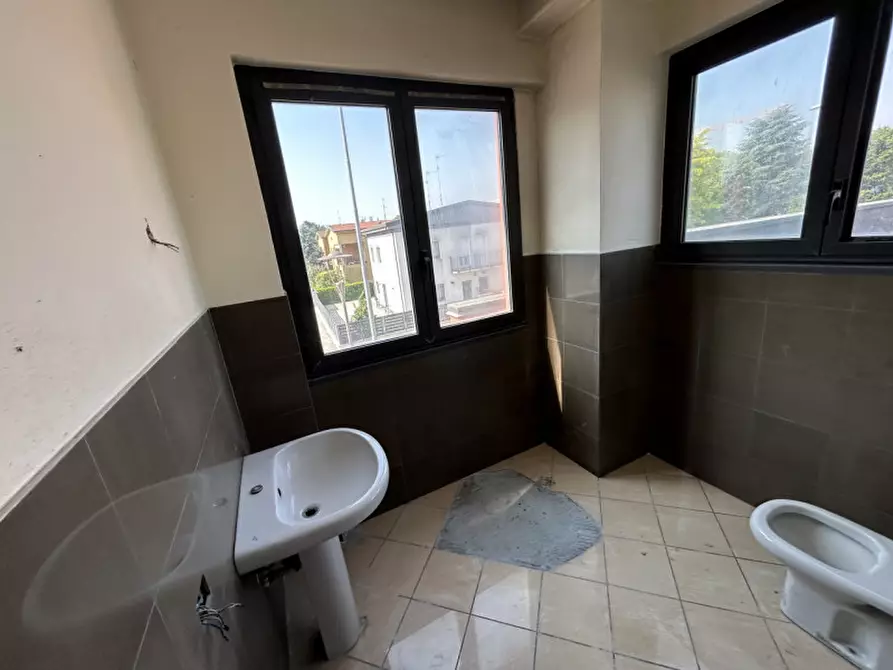 Immagine 22 di Ufficio in vendita  a Verolanuova