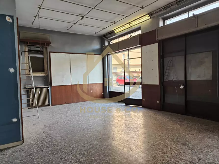 Immagine 3 di Negozio in vendita  in Via Rossini a Vigevano
