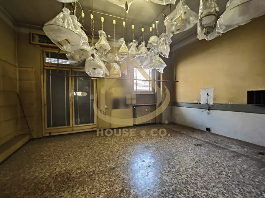 Immagine 13 di Negozio in vendita  in Via Rossini a Vigevano