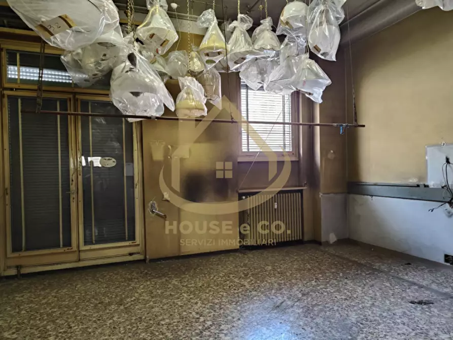Immagine 14 di Negozio in vendita  in Via Rossini a Vigevano