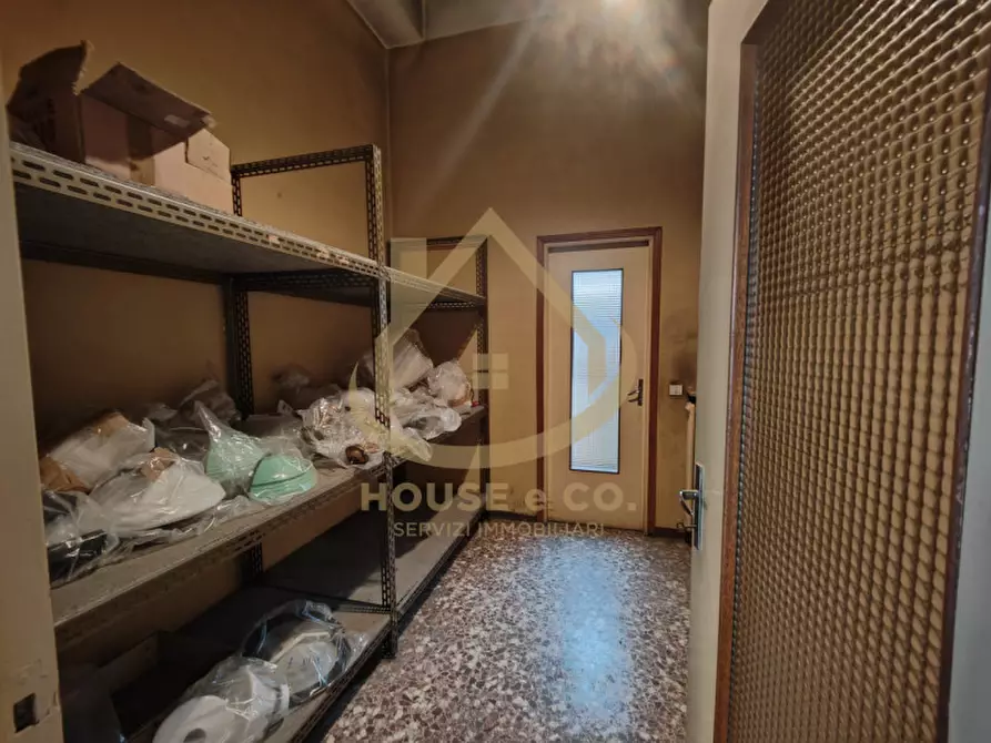 Immagine 16 di Negozio in vendita  in Via Rossini a Vigevano