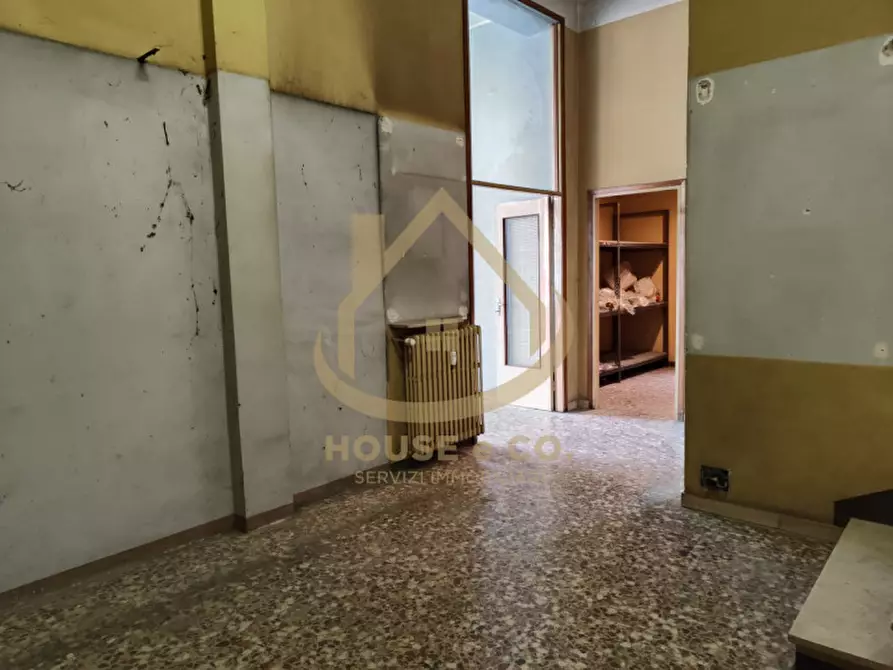 Immagine 17 di Negozio in vendita  in Via Rossini a Vigevano