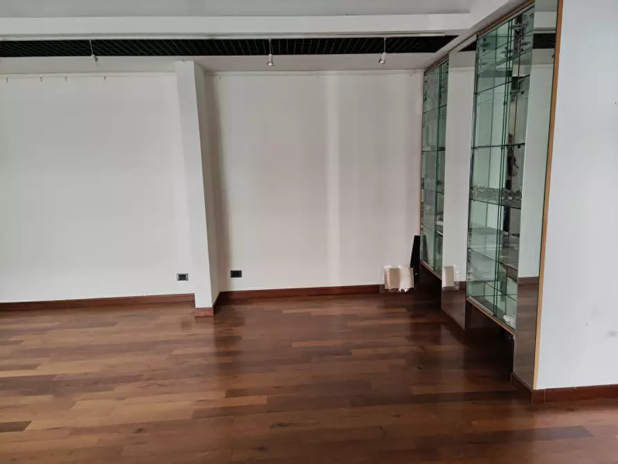 Immagine 2 di Negozio in vendita  a Padova