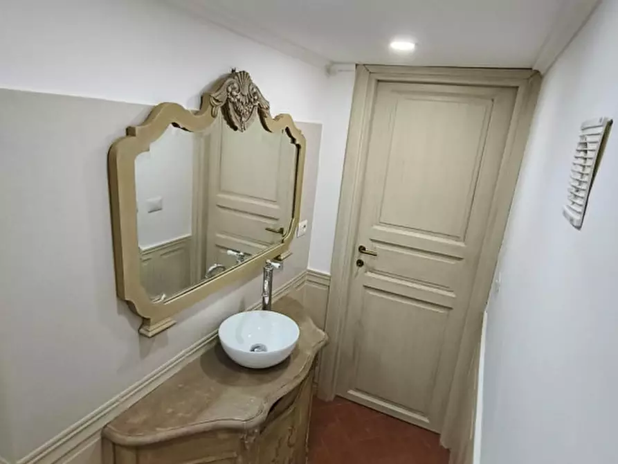 Immagine 9 di Appartamento in affitto  in Vico dei Miracoli 45 a Napoli