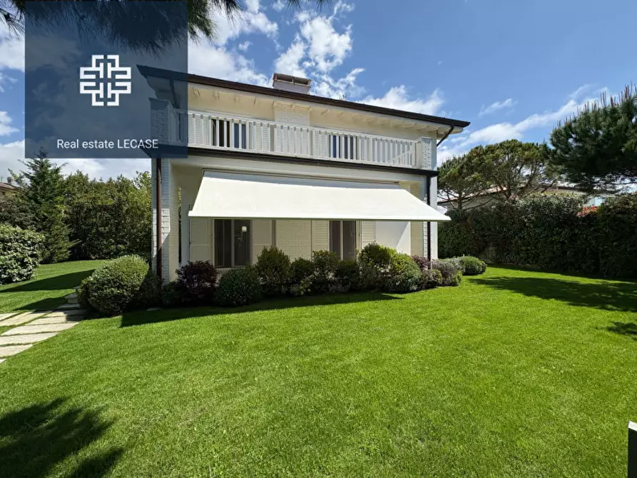 Immagine 1 di Villa in vendita  in Via Versilia a Forte Dei Marmi