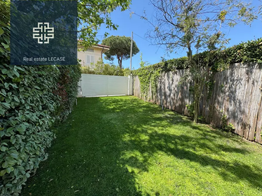 Immagine 2 di Villa in vendita  in Via Versilia a Forte Dei Marmi