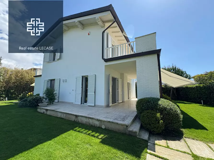 Immagine 3 di Villa in vendita  in Via Versilia a Forte Dei Marmi
