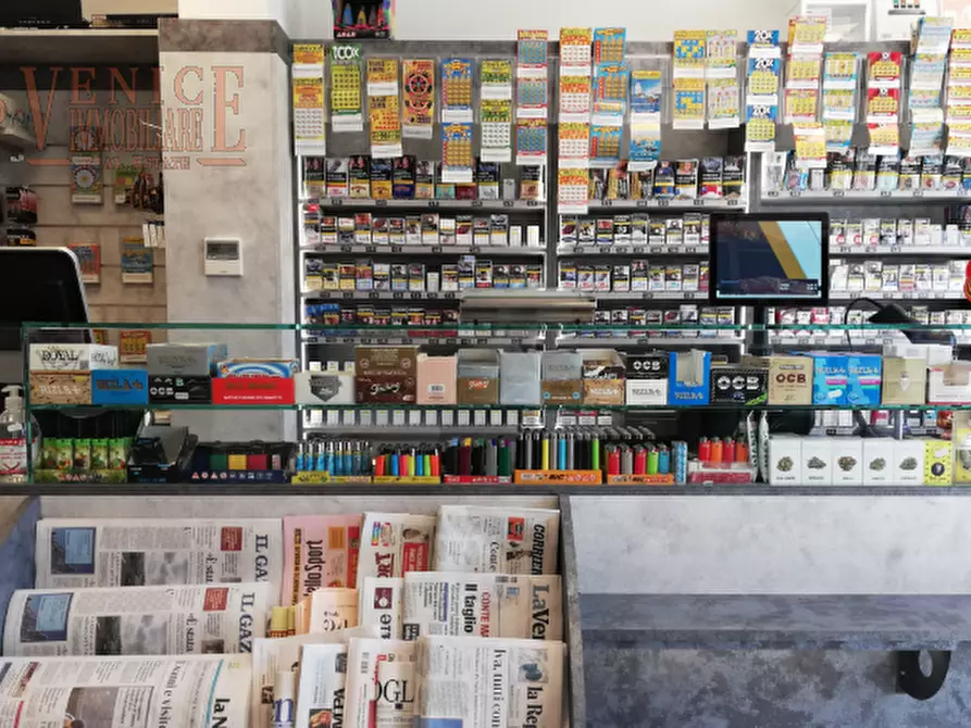 Immagine 2 di Attività commerciale in vendita  a Venezia