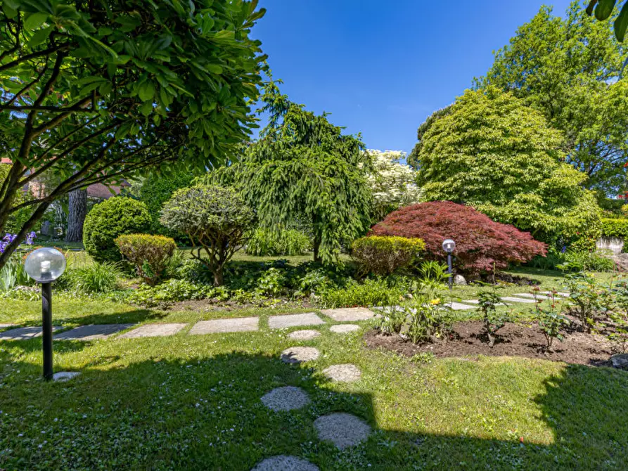 Immagine 6 di Villa in vendita  a Montorfano